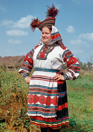 Паштоўка з серыі "Беларускія строі на фотаздымках Міхася Раманюка"