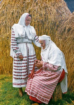 Паштоўка з серыі "Беларускія строі на фотаздымках Міхася Раманюка"