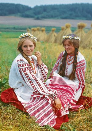 Паштоўка з серыі "Беларускія строі на фотаздымках Міхася Раманюка"
