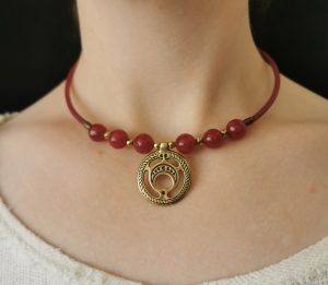 Пацеркі з Лунніцай і натуральнымі камянямі (агат малінавы, гематыт)