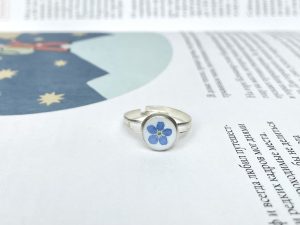 Пярсцёнак з жывымі кветкамі (незабудкі)