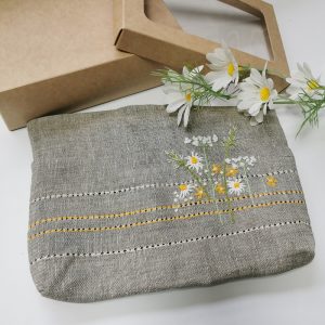 Торбачка-касметычка льняная з ручной вышыўкай