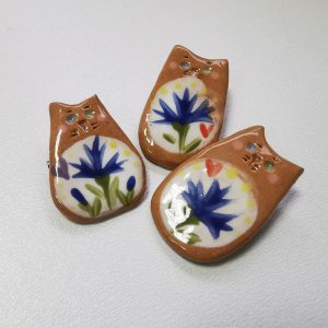 Брошка керамічная "Кот і валошка"