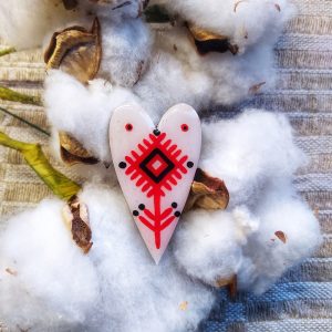 Брошка драўляная "Сэрца з арнаментам"