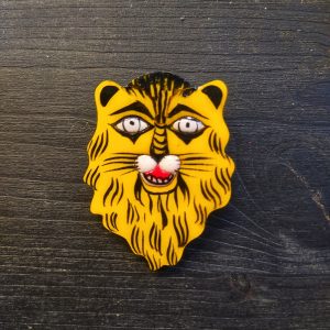 Брошка драўляная "Леў па матывах малюнкаў А.Кіш"